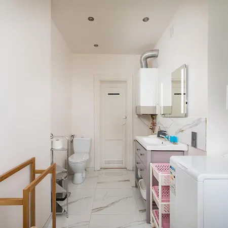 Wlochy 3-bedroom Apartment