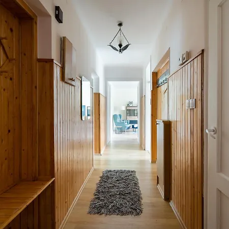 Wlochy 3-bedroom Apartment