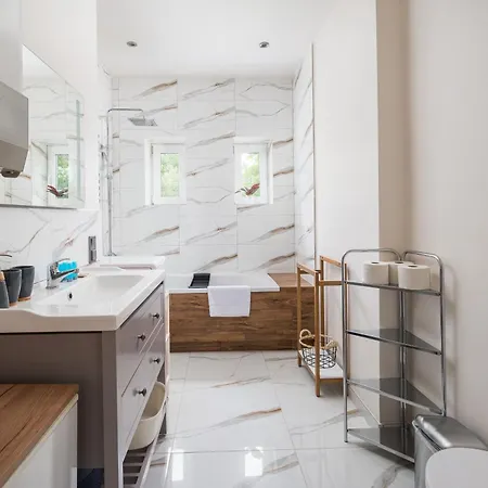 Wlochy 3-bedroom Apartment *